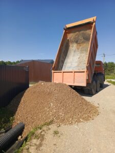 Доставка ЩПС для устройства заезда на участок