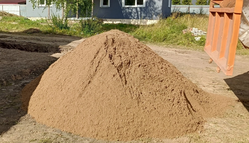 Песок на участке