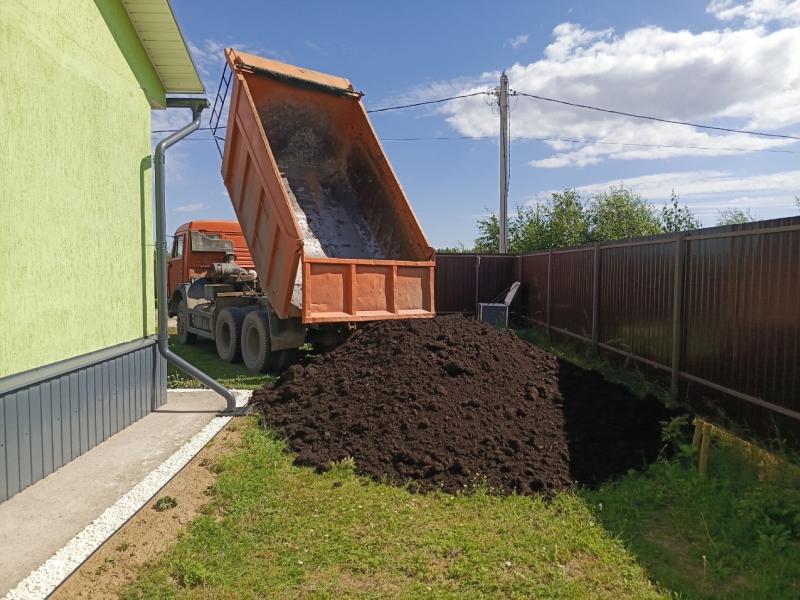 Доставка плодородного грунта на участок