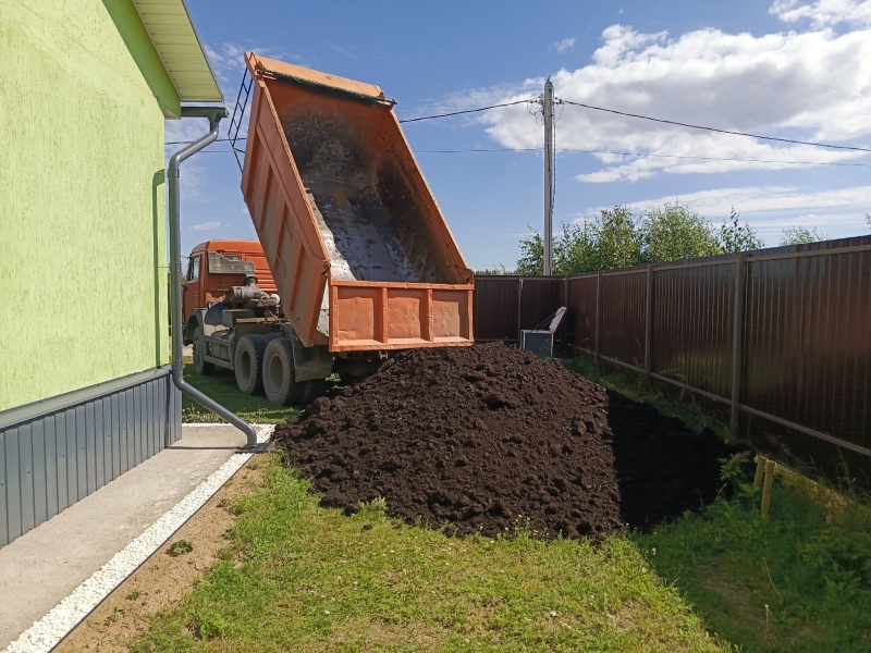 Грунт с доставкой на участок заказчика Грунт с доставкой на участок заказчика