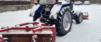 Машины мешают уборке снега во дворе