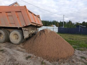 Выгрузка песка на участке
