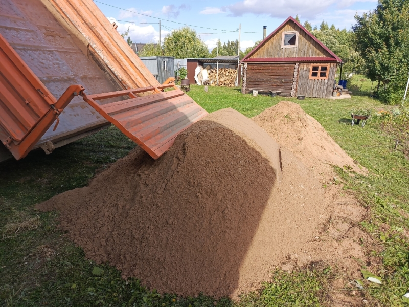 Выгрузка песка из Газона Выгрузка песка из Газона